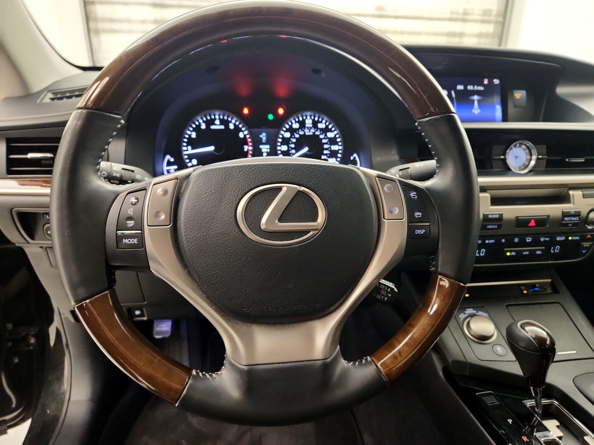 Thumbnail: 2015 Lexus ES - 10