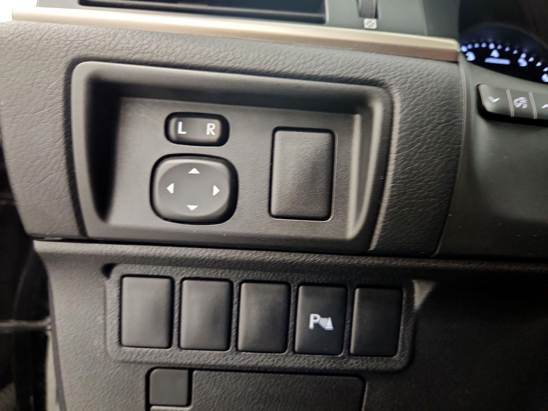 Thumbnail: 2015 Lexus ES - 13
