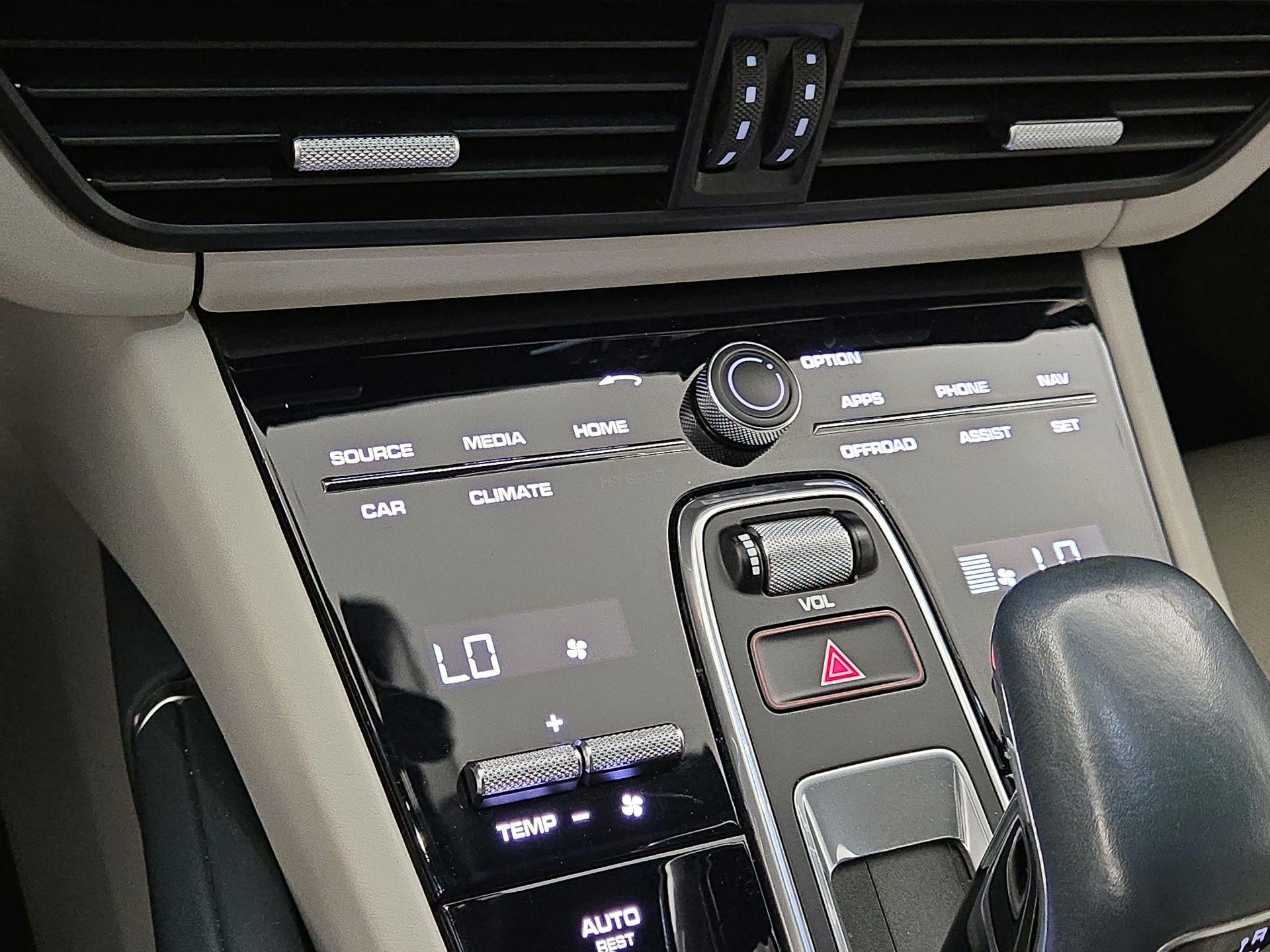 Thumbnail: 2020 Porsche Cayenne - 17