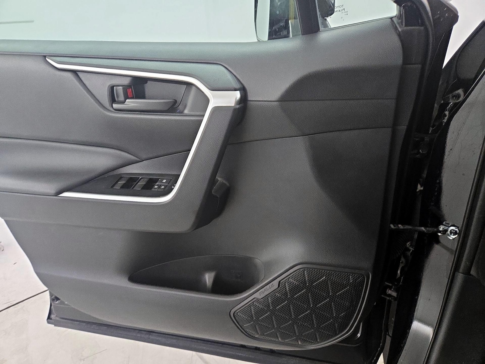 2021 Toyota RAV4 LE - Photo 13