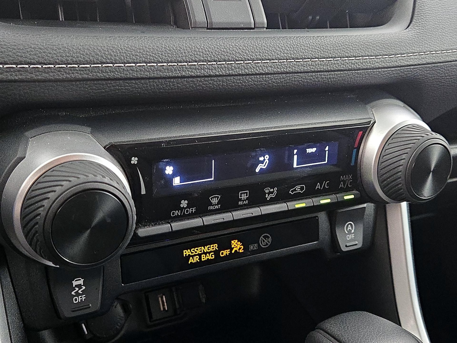 2021 Toyota RAV4 LE - Photo 17