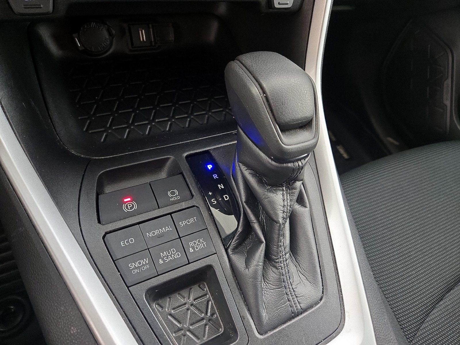 2021 Toyota RAV4 LE - Photo 18