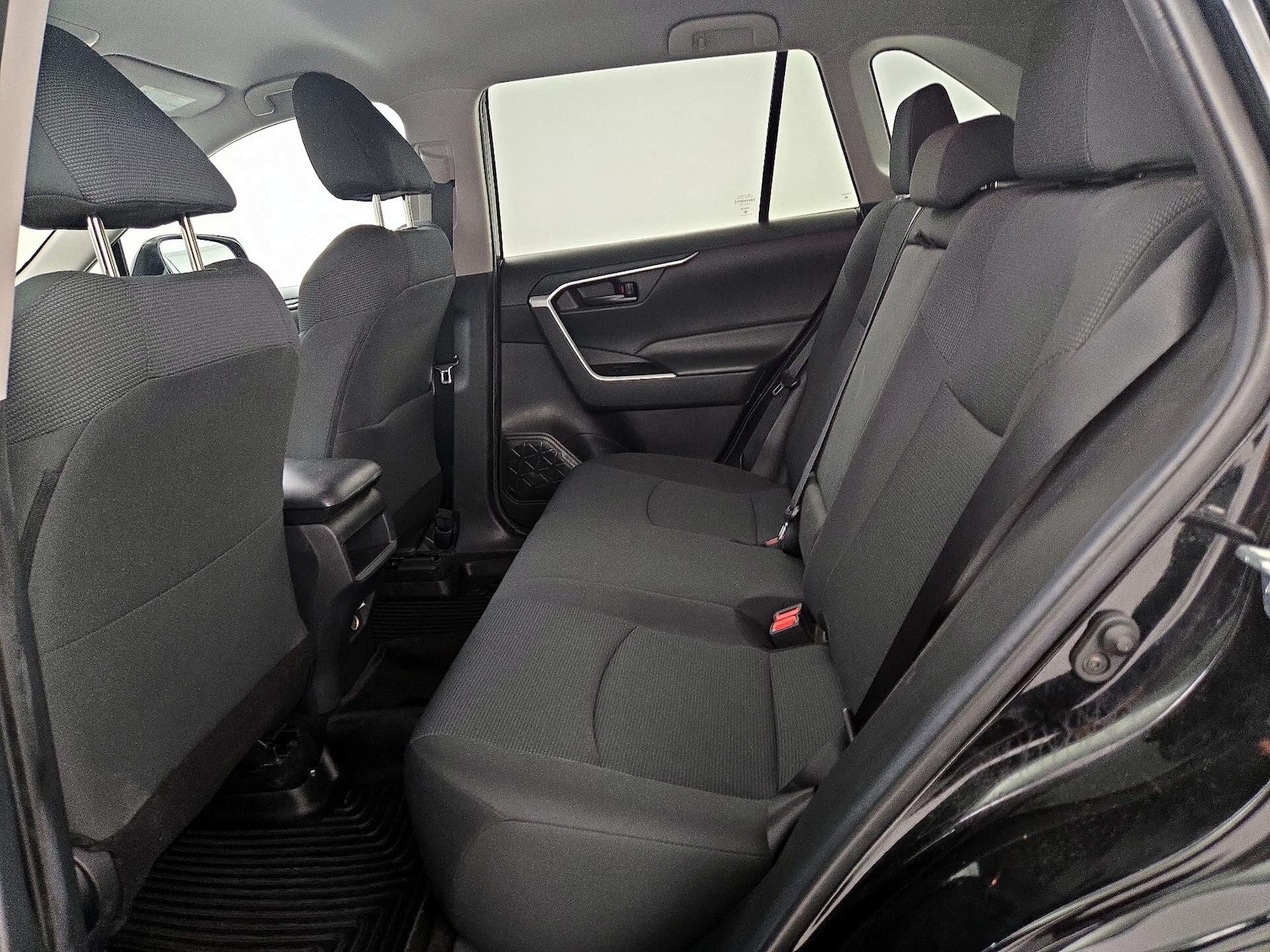 2021 Toyota RAV4 LE - Photo 20