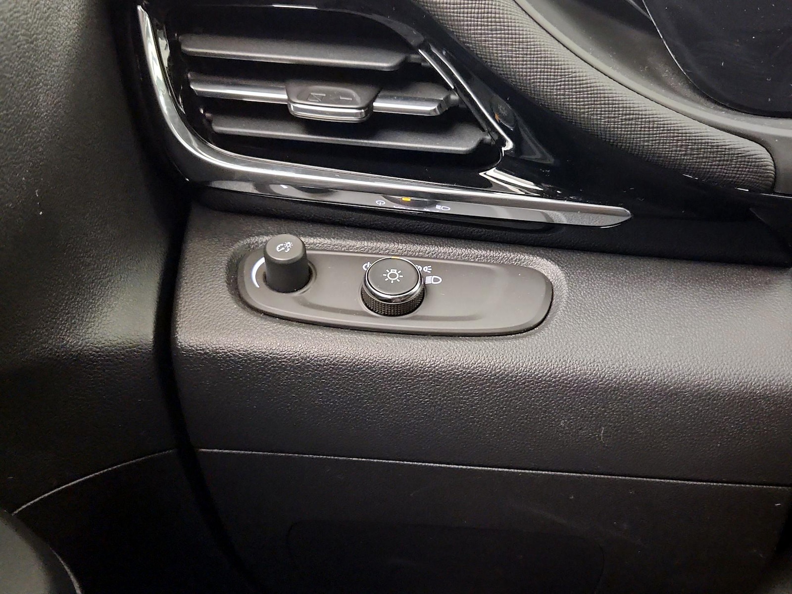 2025 Buick Envista Sport Touring - Photo 14