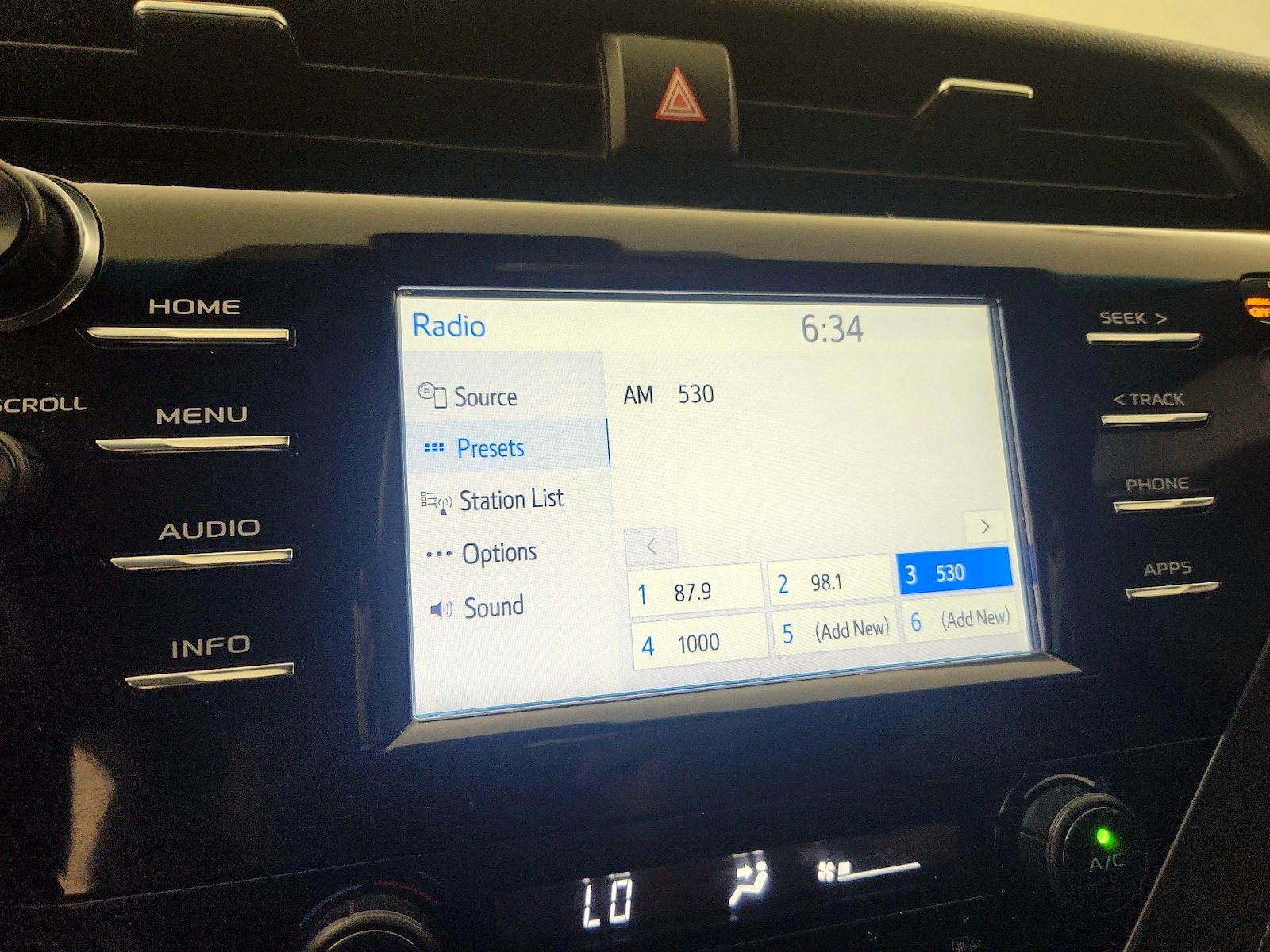2018 Toyota Camry SE - Photo 16