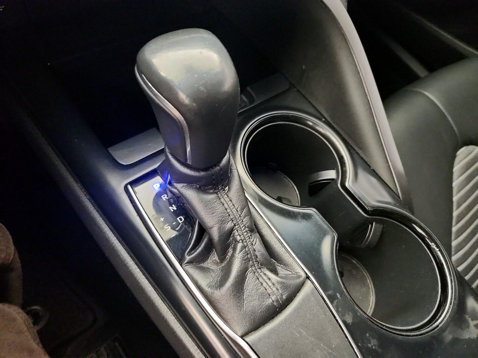 2018 Toyota Camry SE - Photo 18