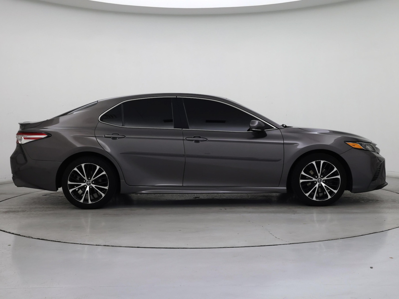 2018 Toyota Camry SE - Photo 8