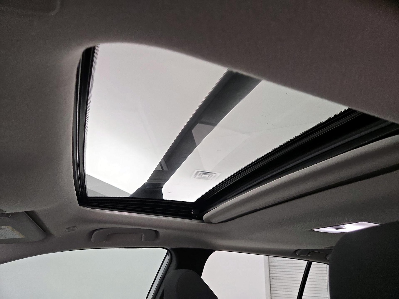 Sunroof(s) & Overhead Airbags