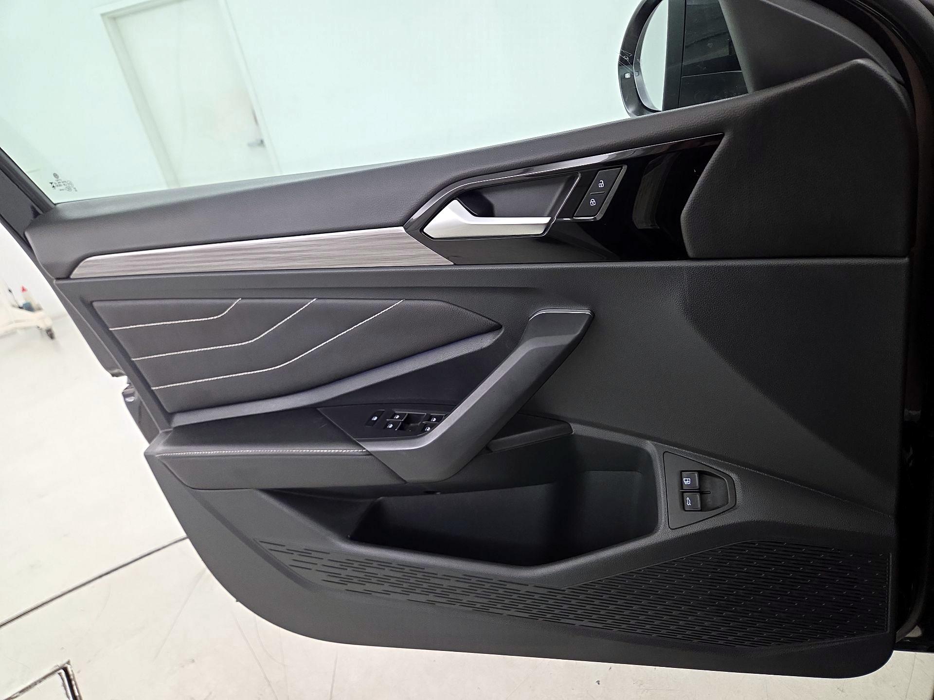 Thumbnail: 2023 Volkswagen Jetta - 12