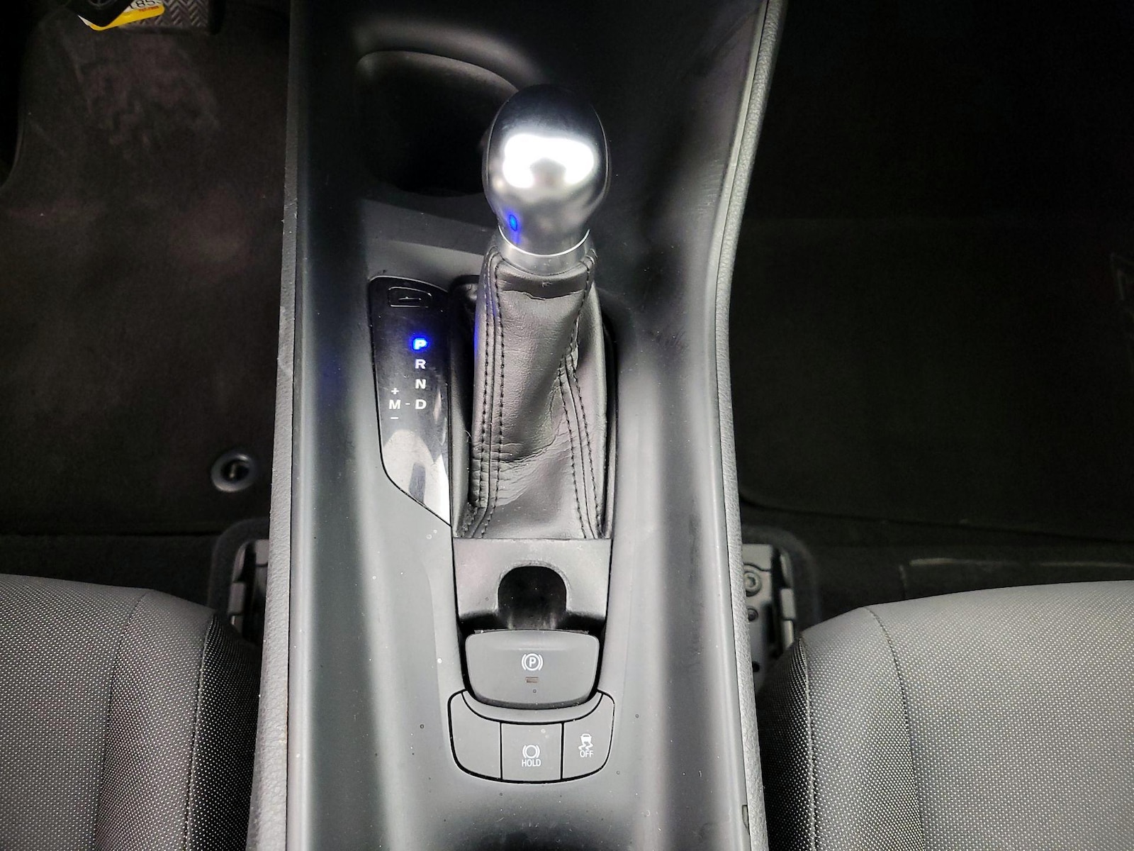 2020 Toyota C-HR LE - Photo 18