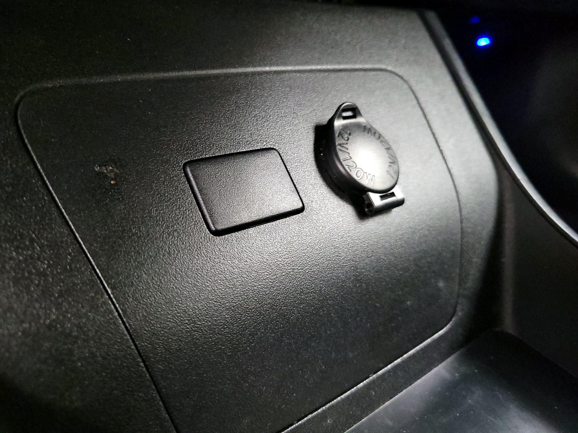 Thumbnail: 2015 Toyota Prius - 18
