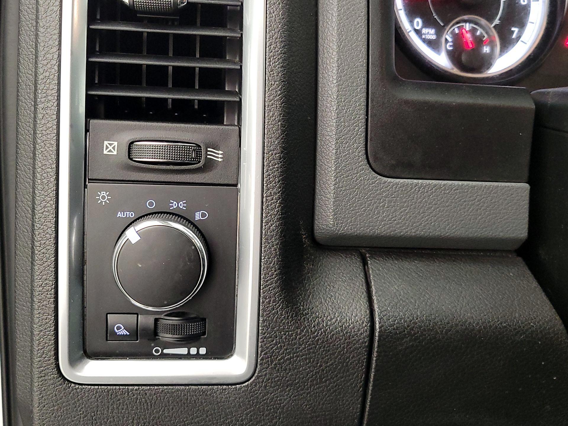 Thumbnail: 2019 RAM 1500 Classic - 13