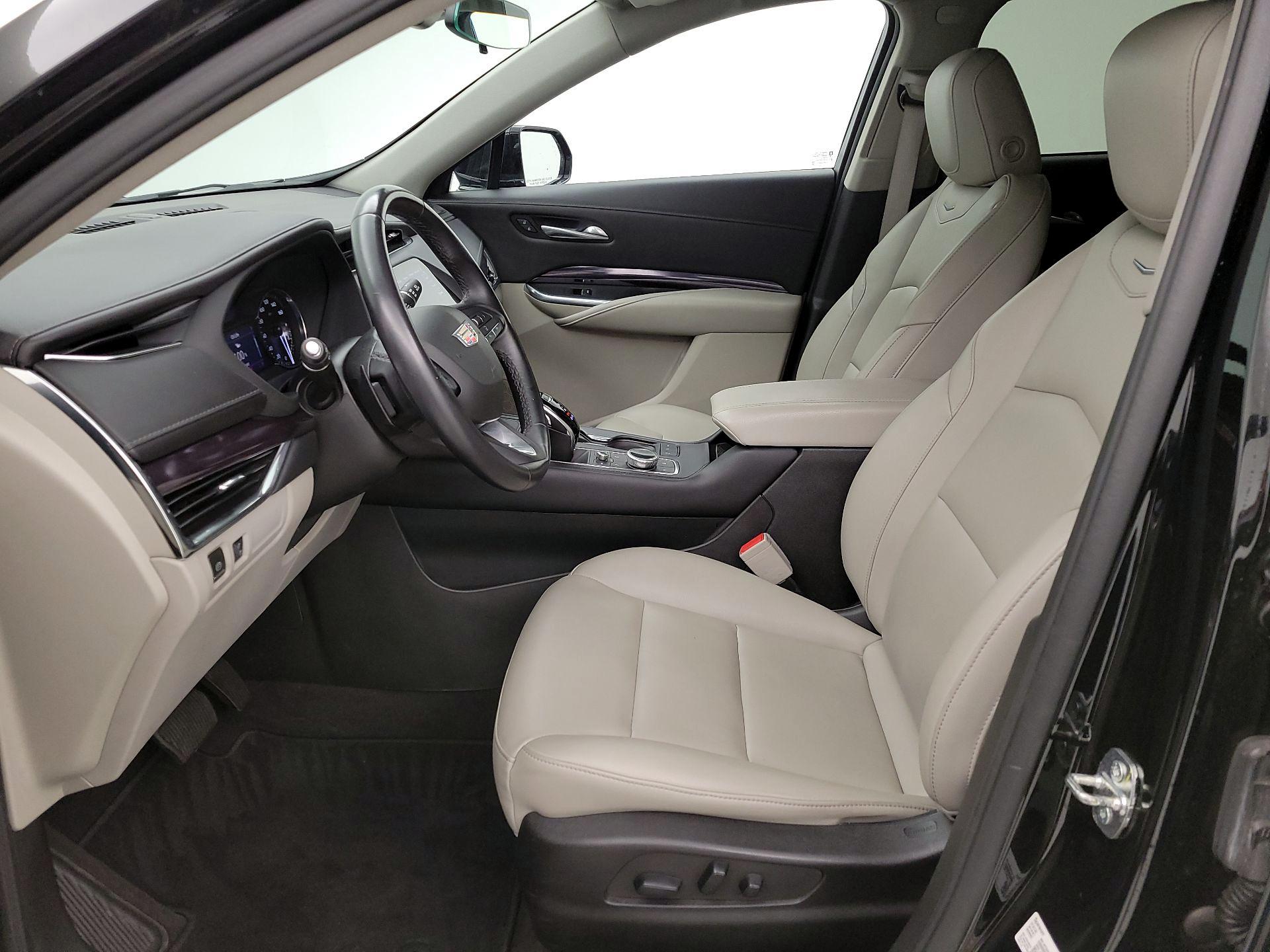 Thumbnail: 2022 Cadillac XT4 - 11