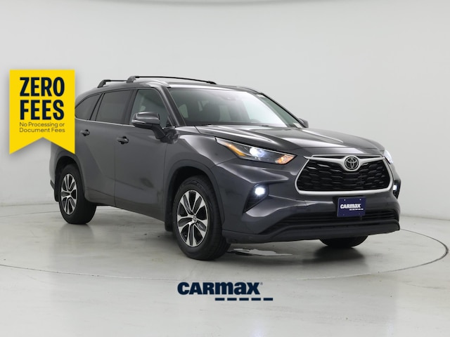 Gray 2022 Toyota Highlander XLE FWD SUV / Crossover Front-Wheel Drive Automatic