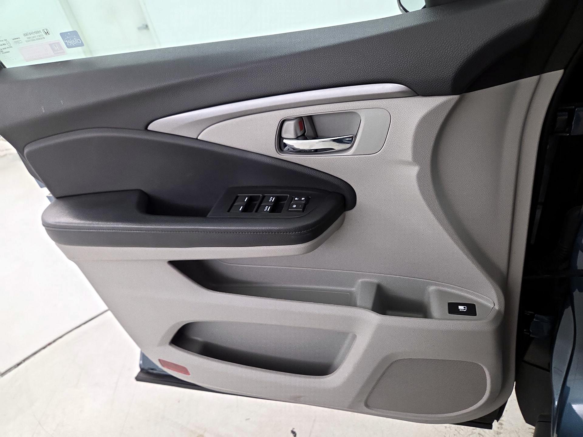 Thumbnail: 2019 Honda Pilot - 12