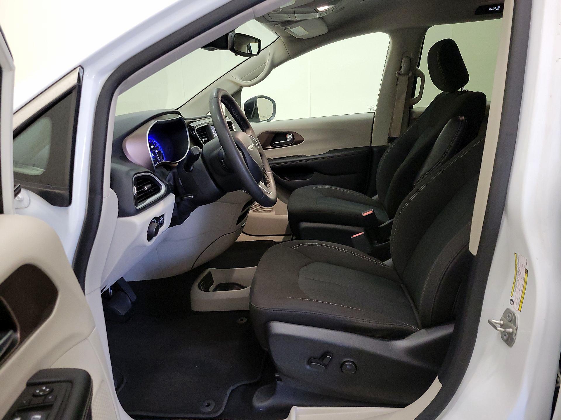 Thumbnail: 2023 Chrysler Voyager - 11