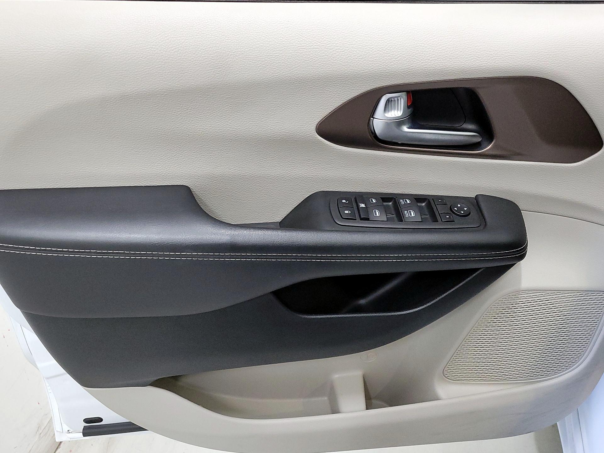 Thumbnail: 2023 Chrysler Voyager - 12