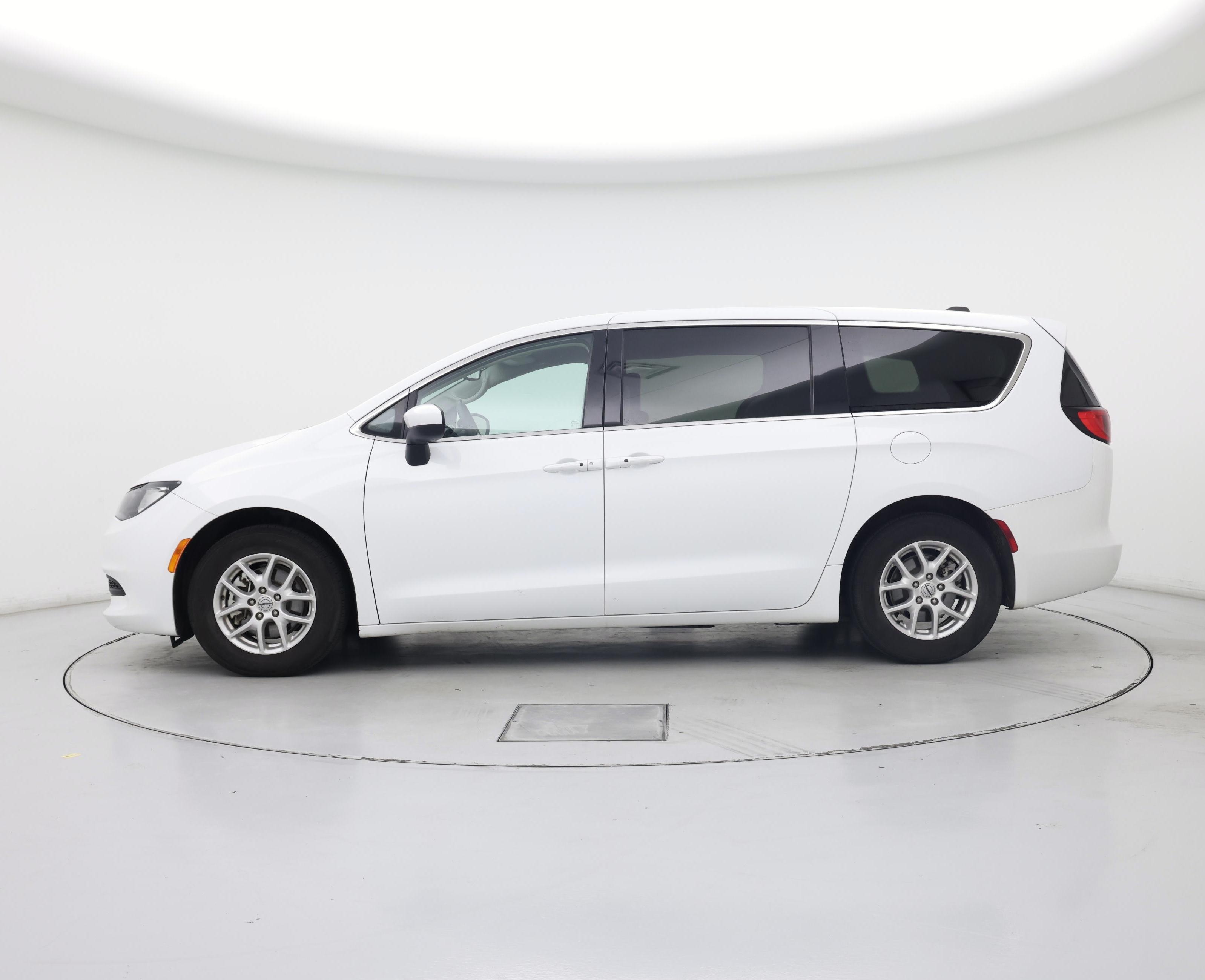 Thumbnail: 2023 Chrysler Voyager - 3