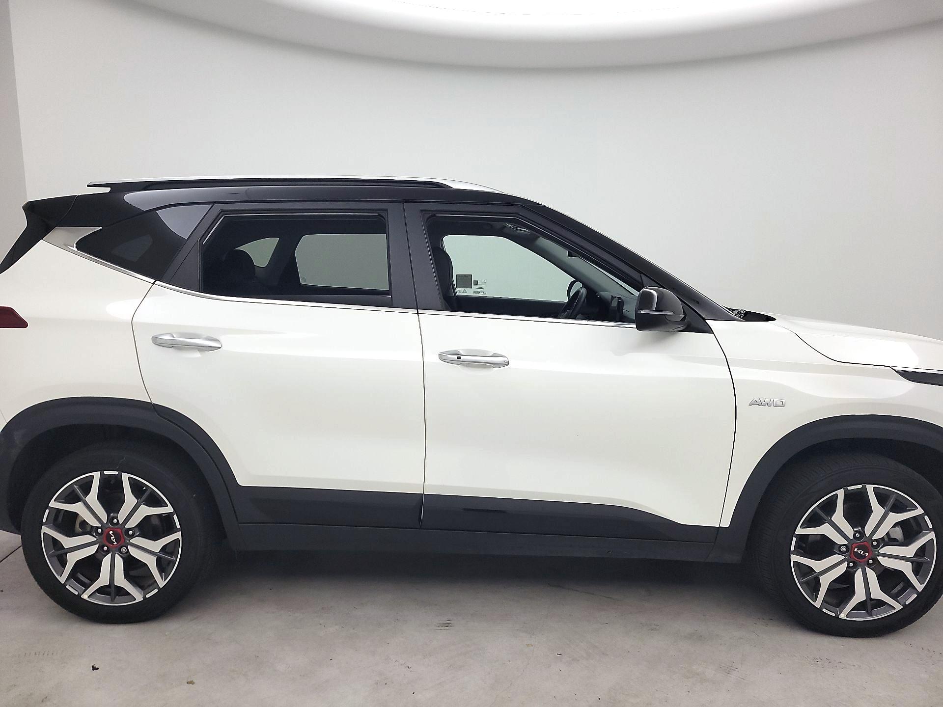 Thumbnail: 2023 Kia Seltos - 4