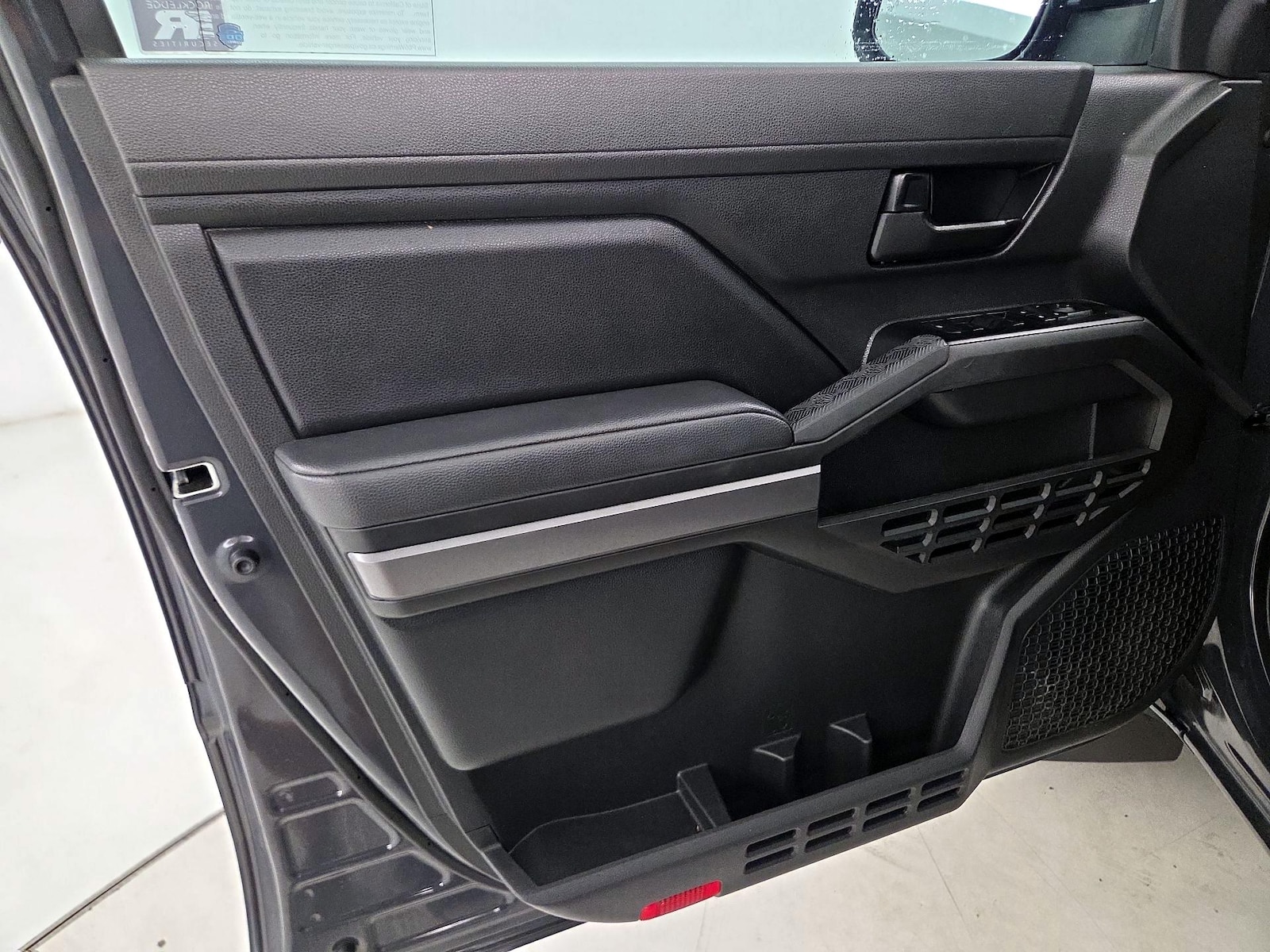 2025 Toyota Tacoma SR5 - Photo 13