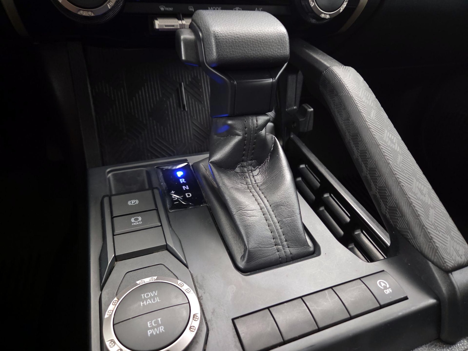 2025 Toyota Tacoma SR5 - Photo 18