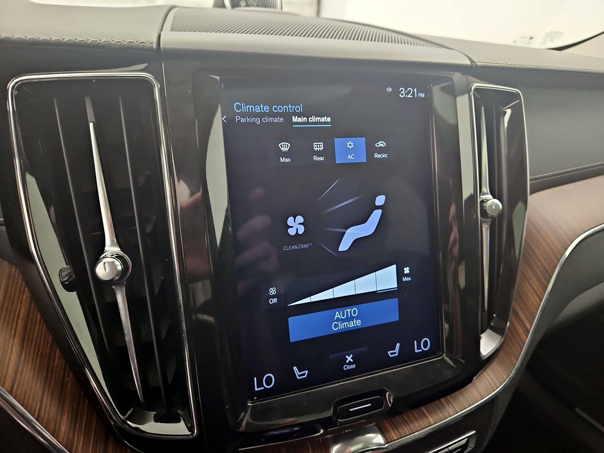 Thumbnail: 2019 Volvo XC60 - 17