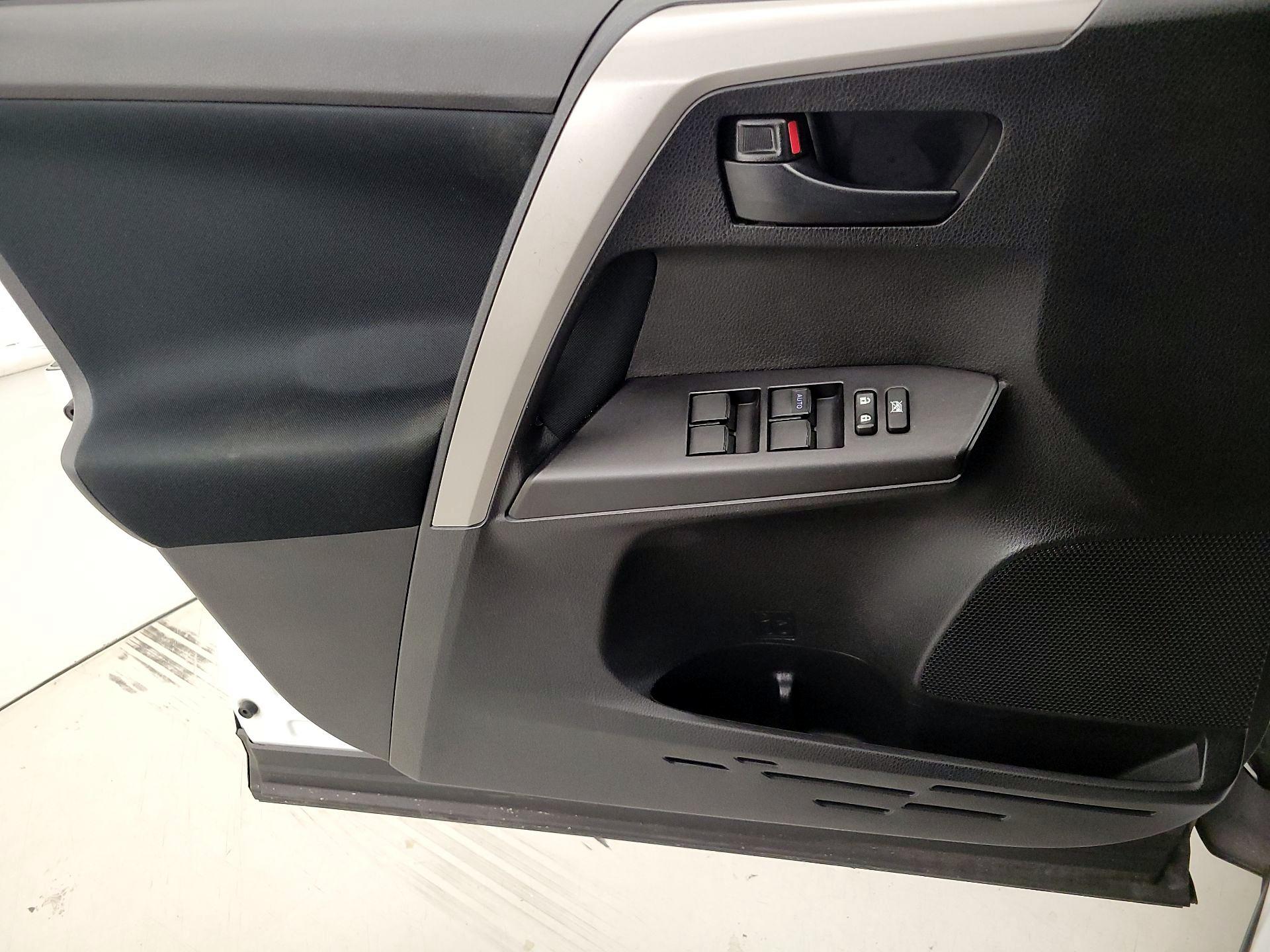 Thumbnail: 2018 Toyota RAV4 - 12