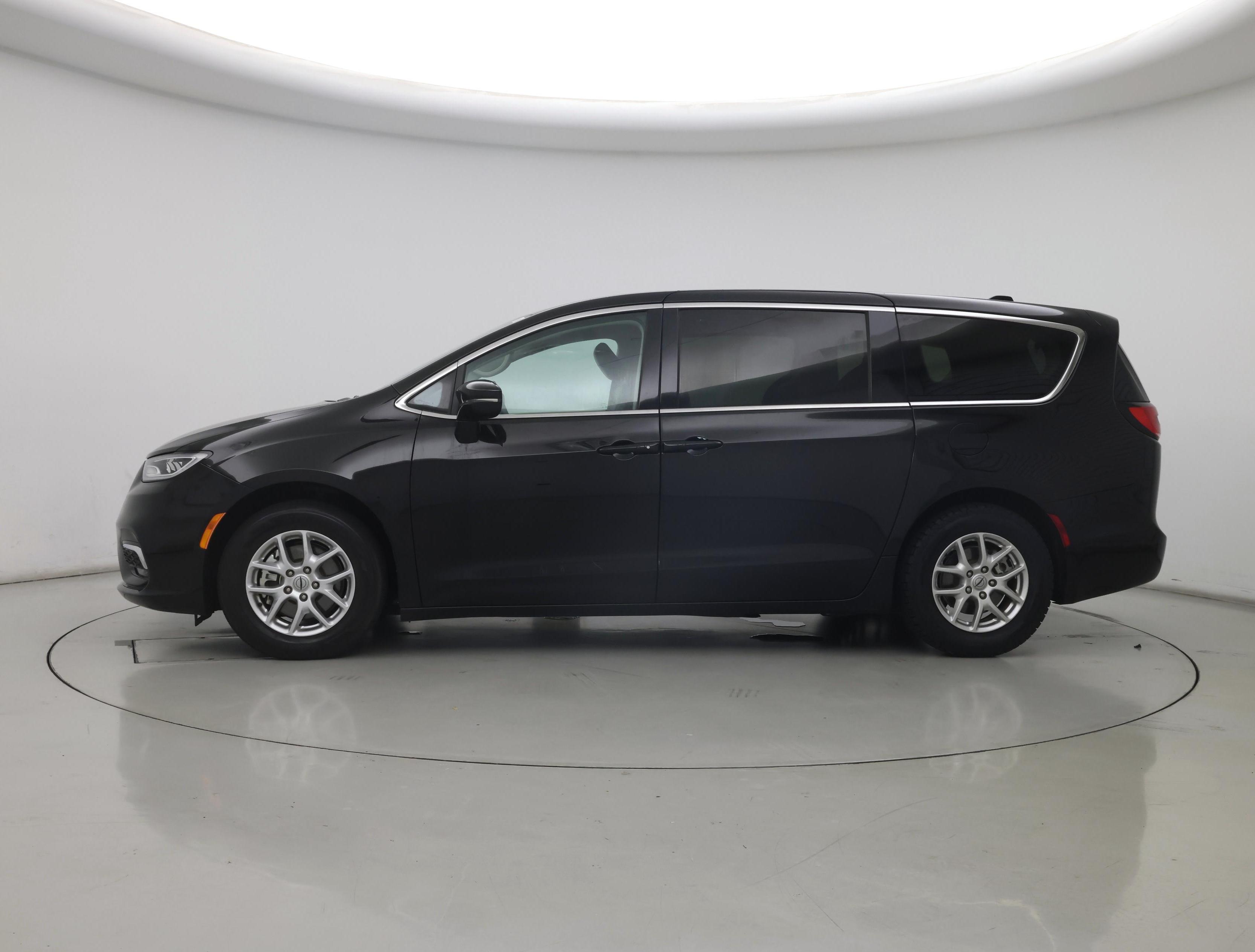 Thumbnail: 2024 Chrysler Pacifica - 3
