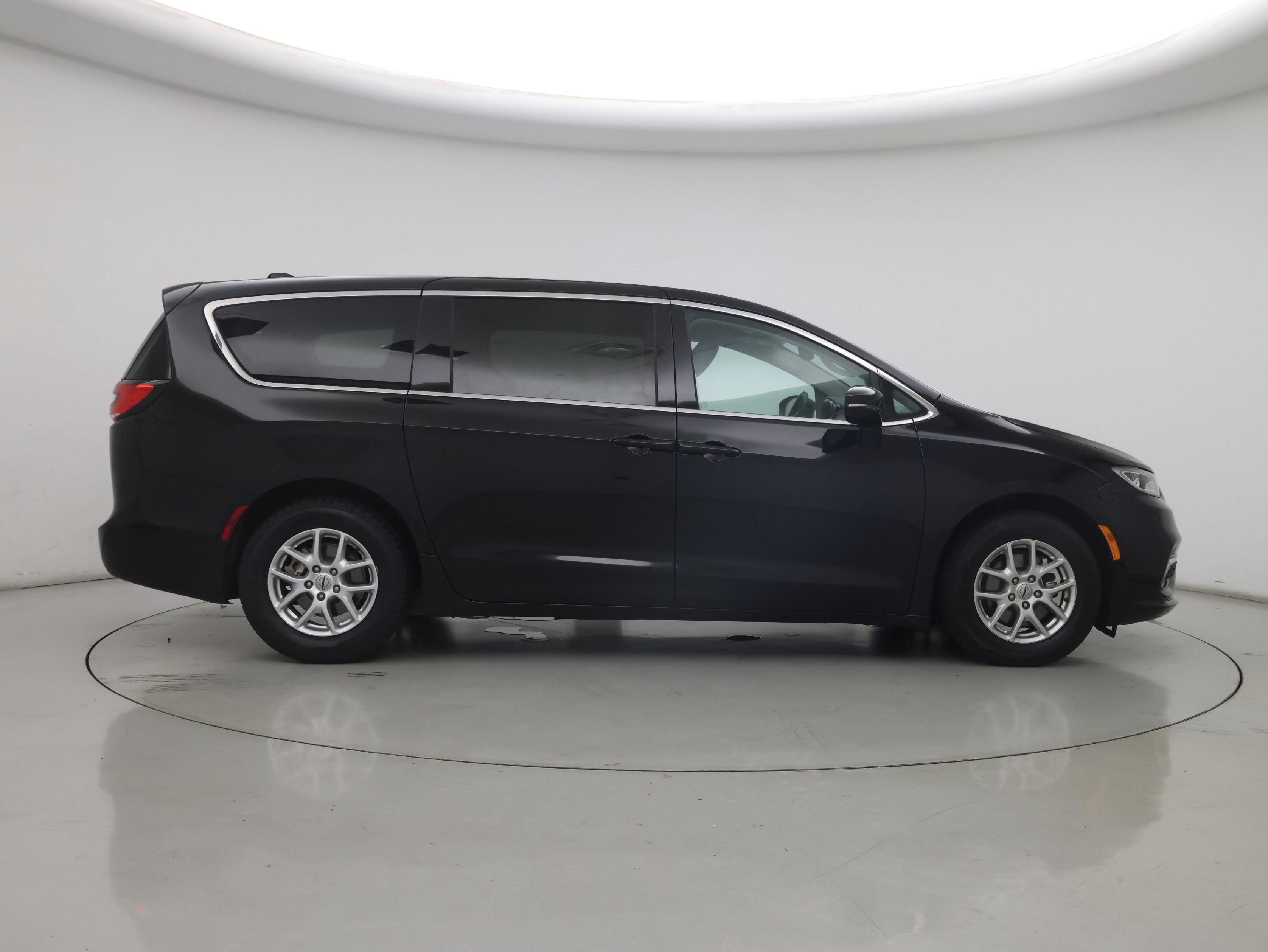 Thumbnail: 2024 Chrysler Pacifica - 7