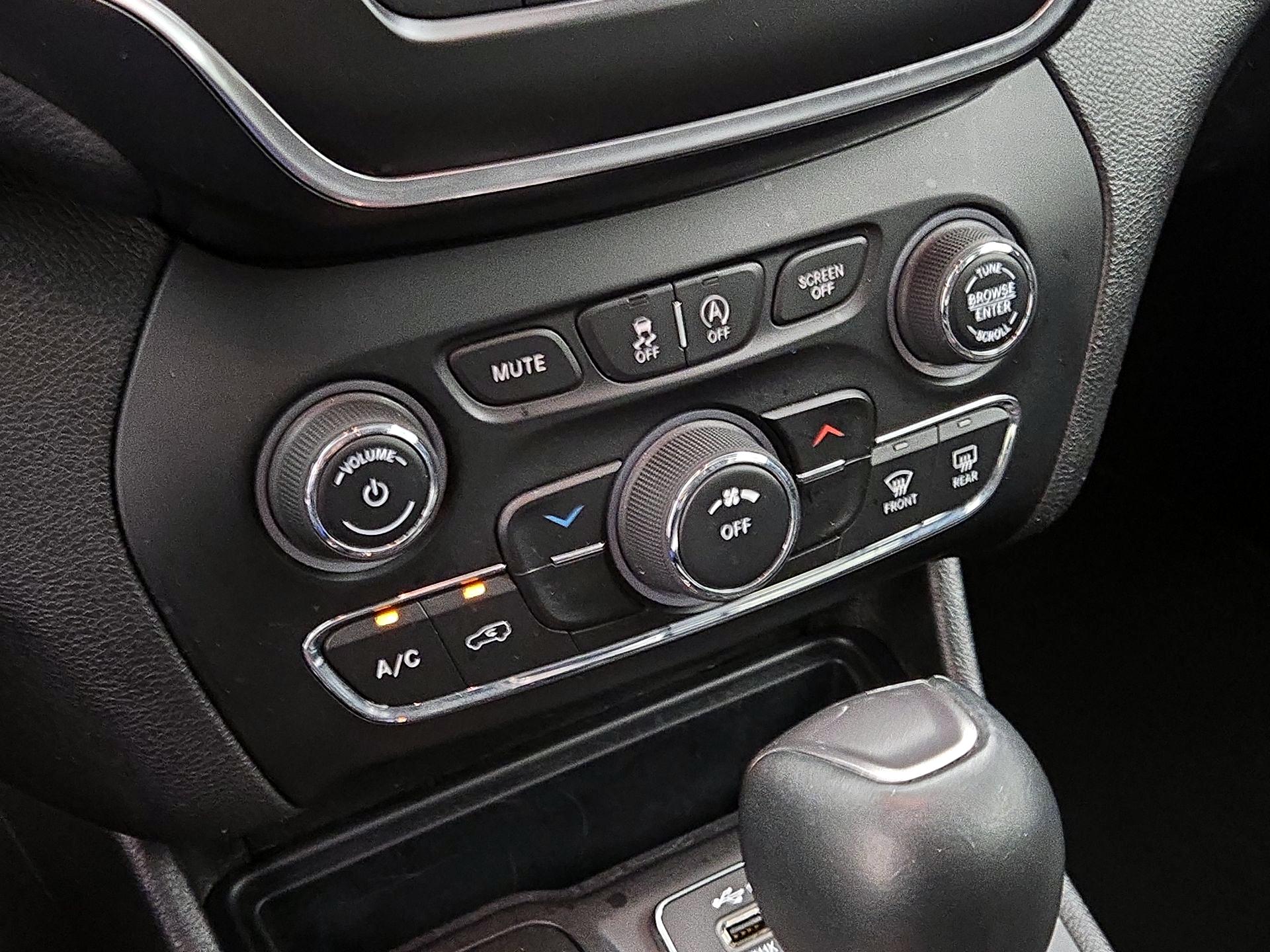 Thumbnail: 2020 Jeep Cherokee - 16