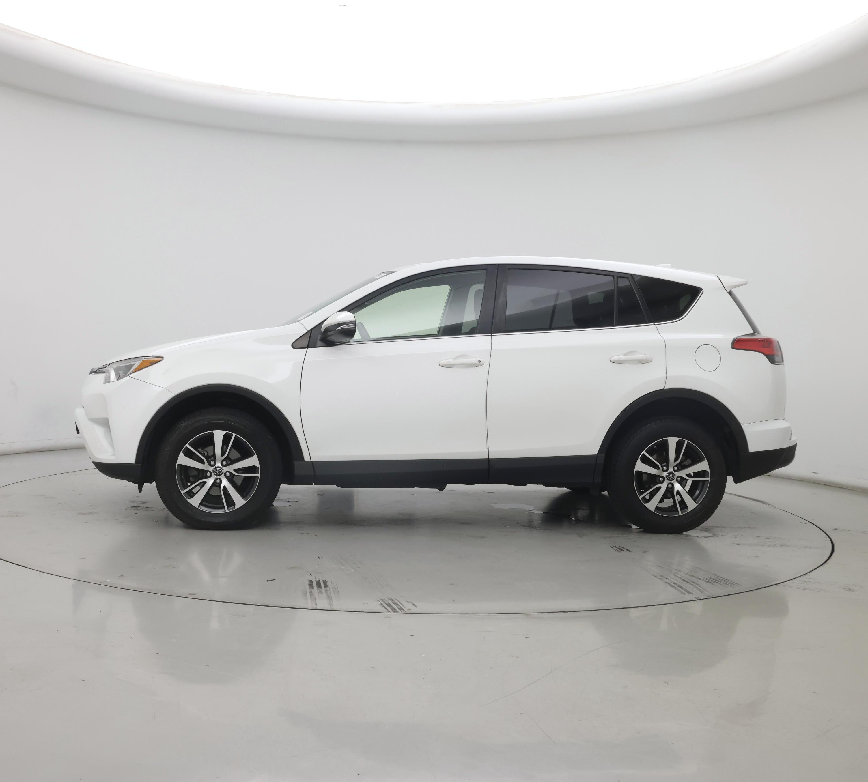 Thumbnail: 2018 Toyota RAV4 - 3
