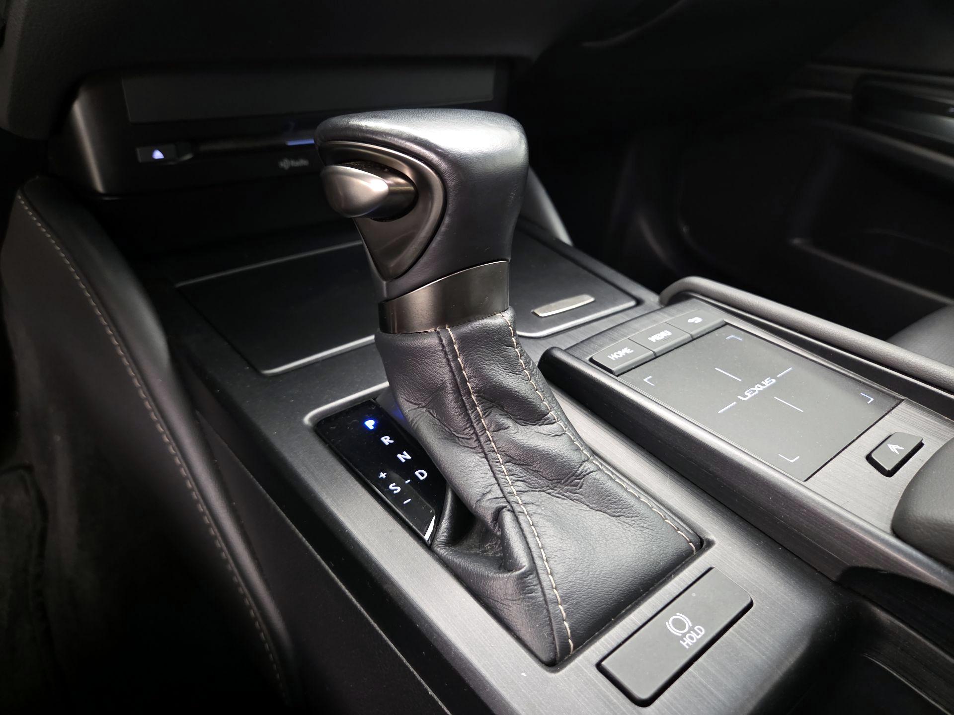 Thumbnail: 2020 Lexus ES - 16