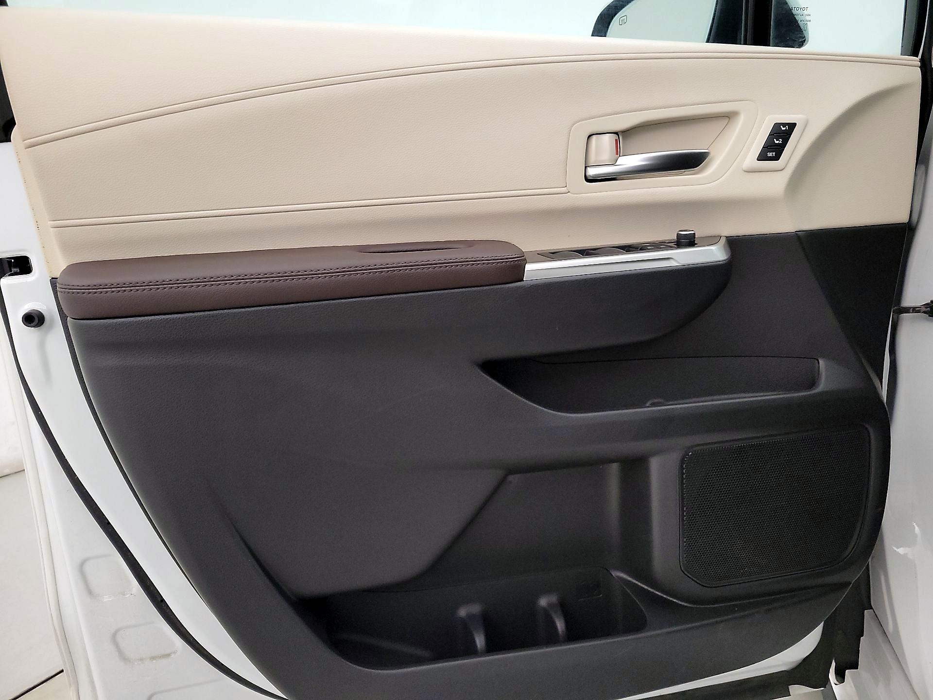Thumbnail: 2023 Toyota Sienna - 12