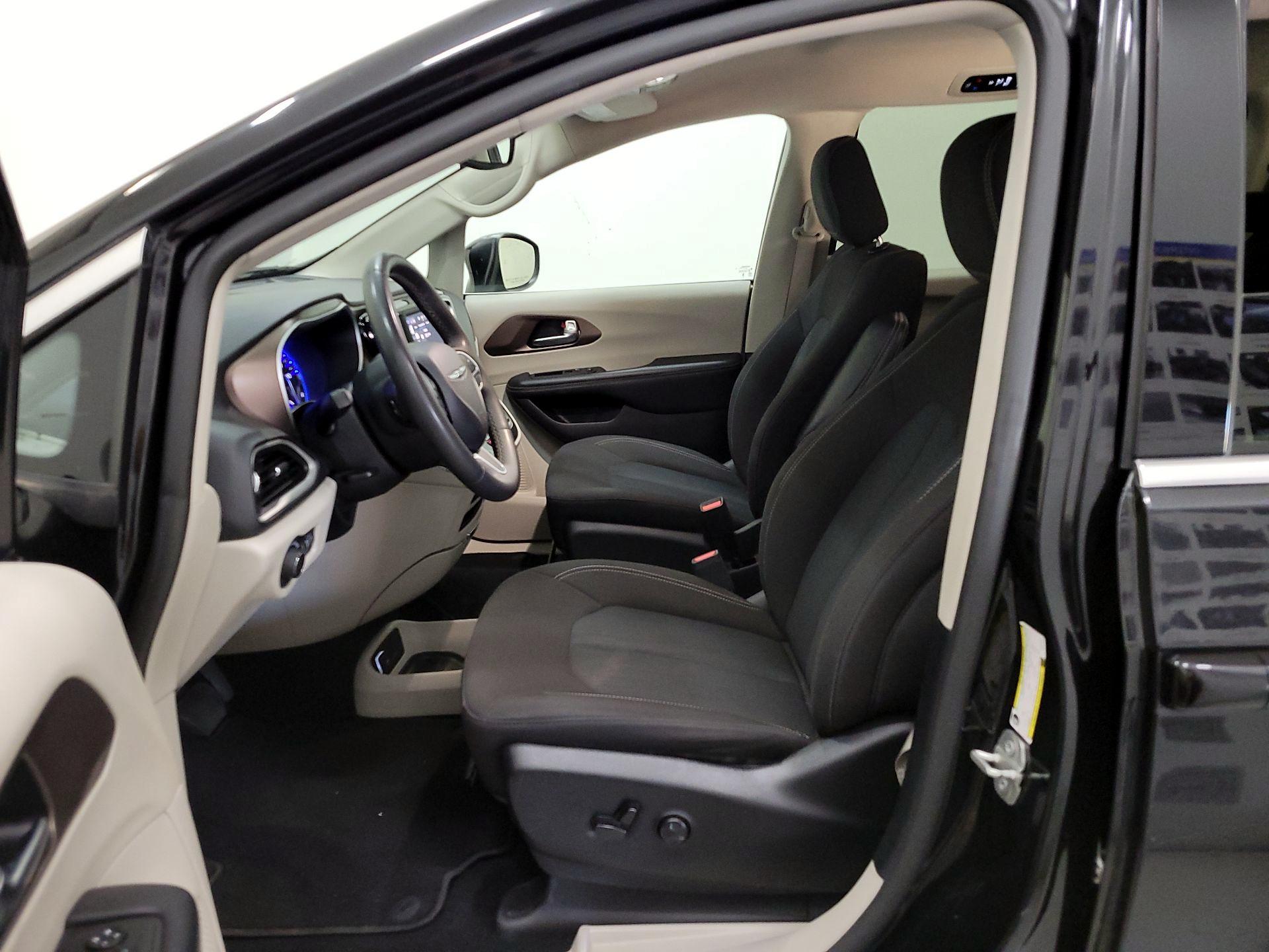 Thumbnail: 2023 Chrysler Voyager - 11