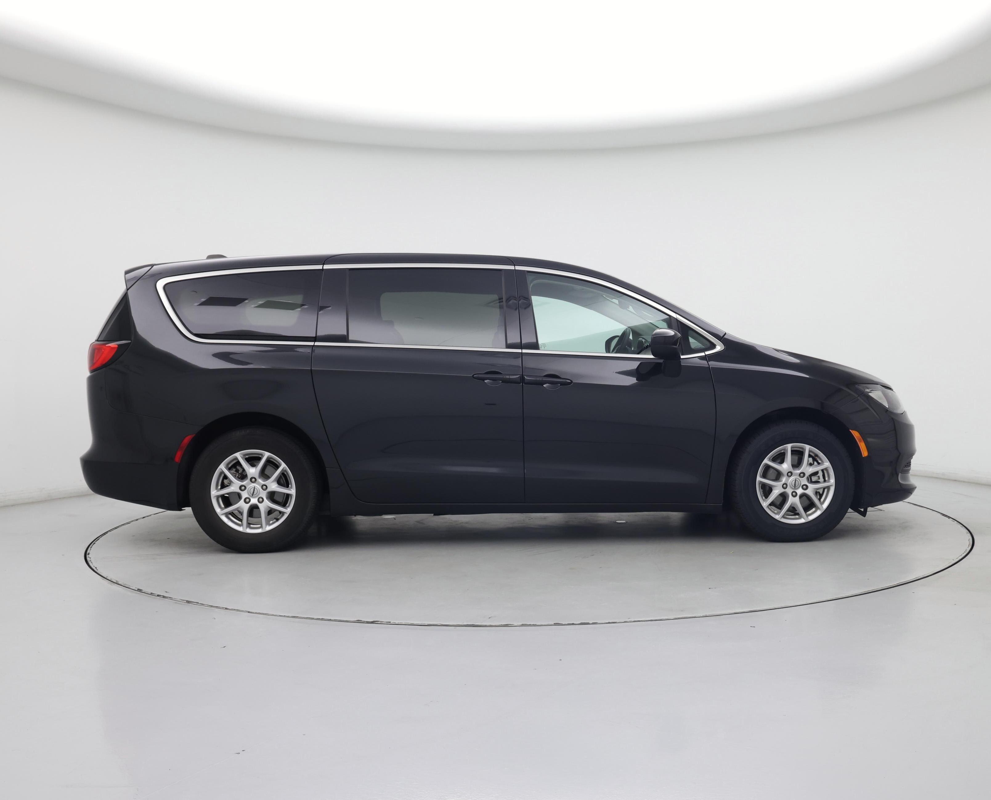 Thumbnail: 2023 Chrysler Voyager - 7