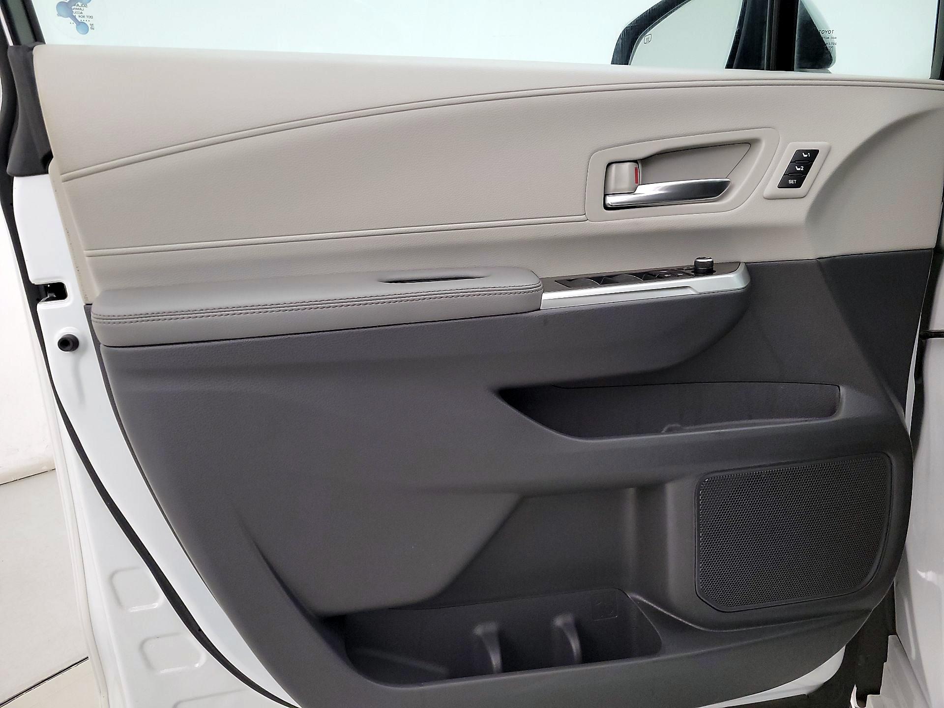 Thumbnail: 2023 Toyota Sienna - 12