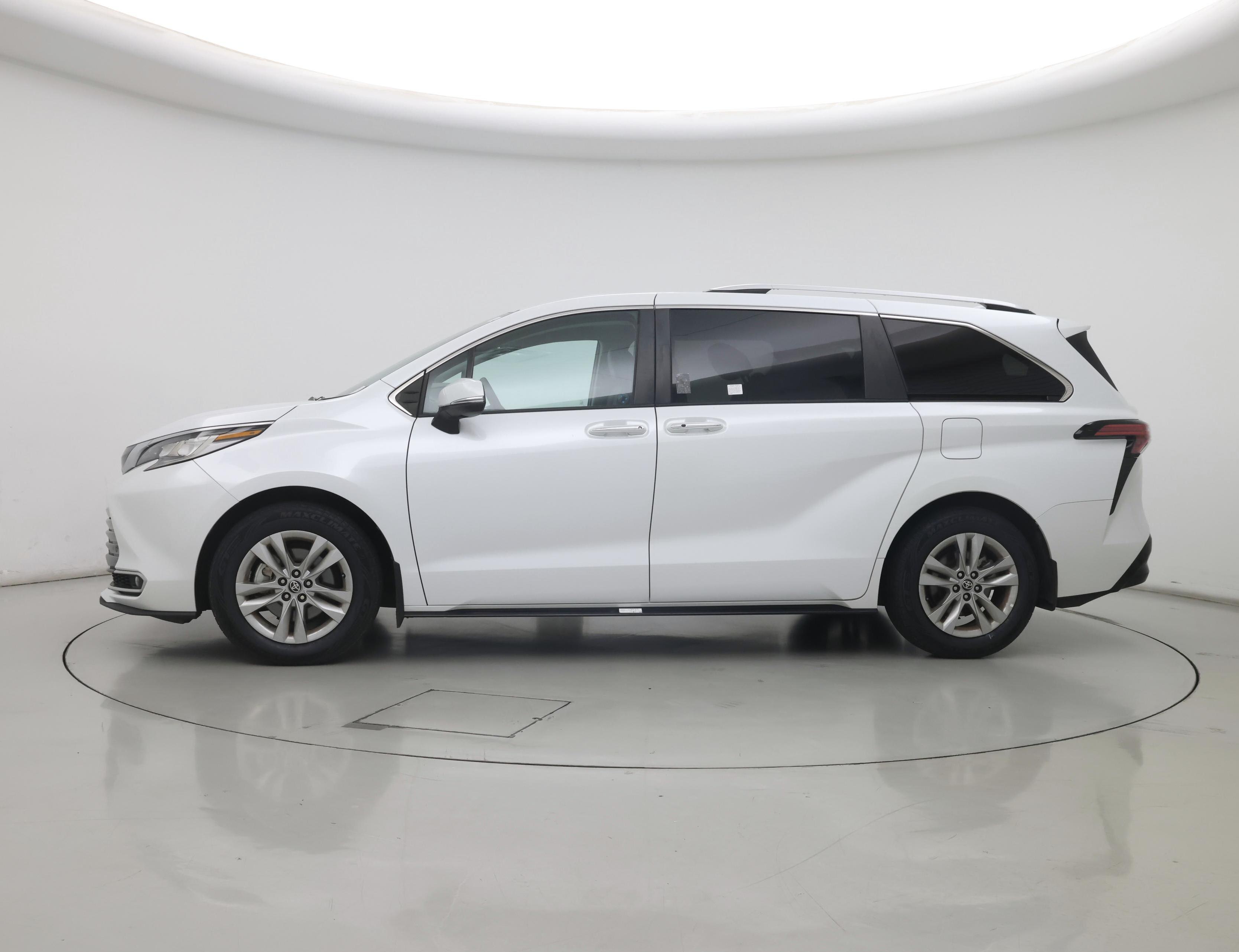 Thumbnail: 2023 Toyota Sienna - 3
