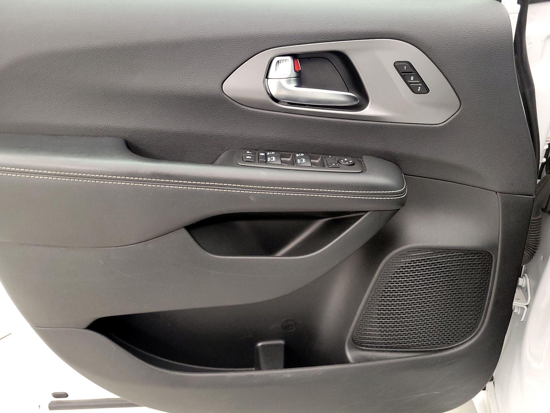 Thumbnail: 2025 Chrysler Pacifica - 12