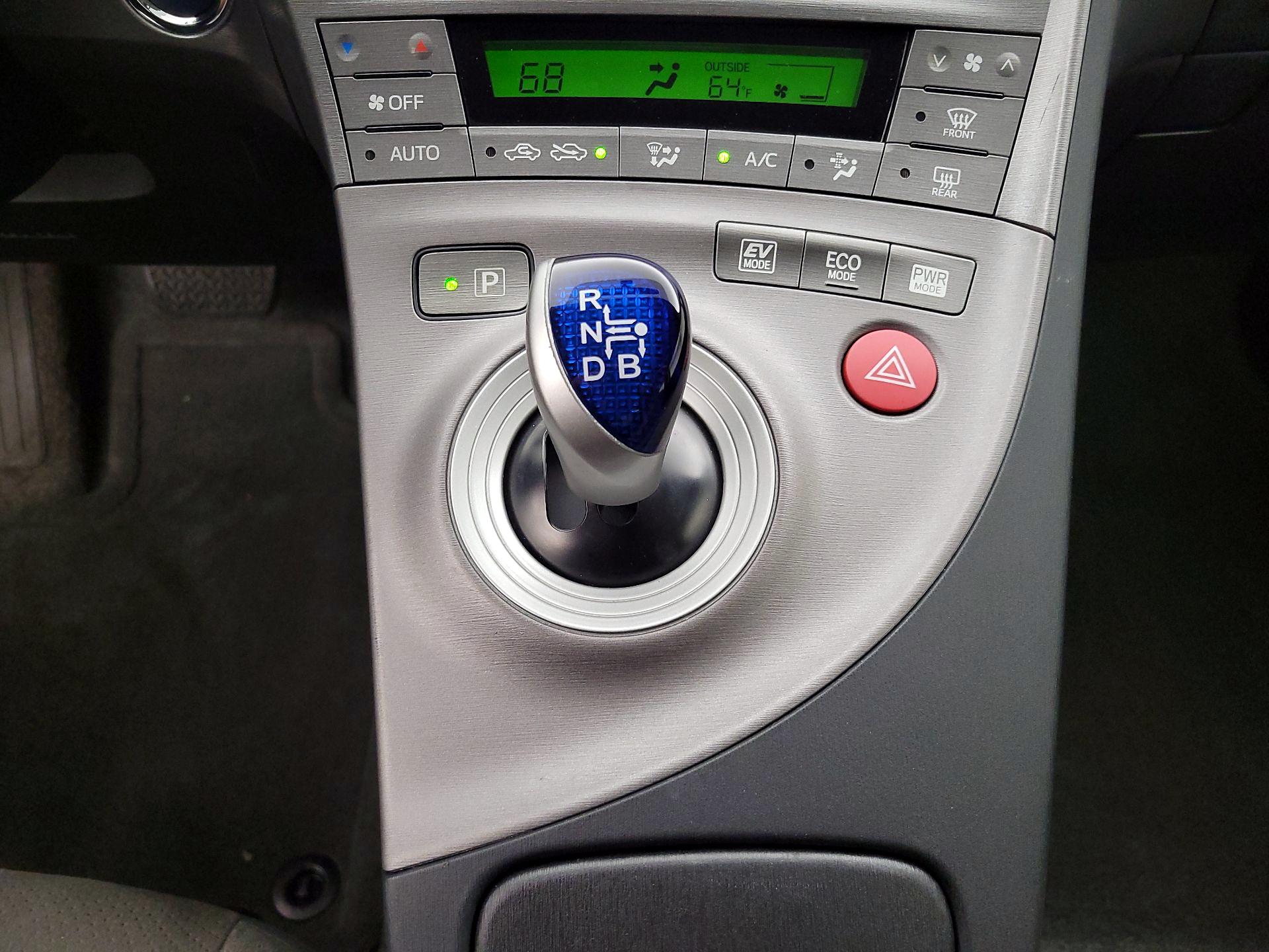 Thumbnail: 2015 Toyota Prius - 17
