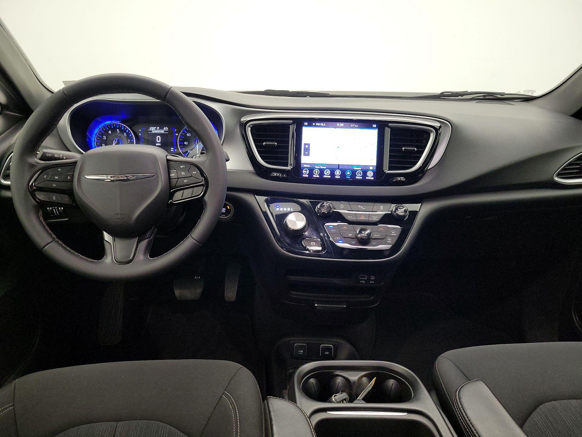 Thumbnail: 2018 Chrysler Pacifica - 9