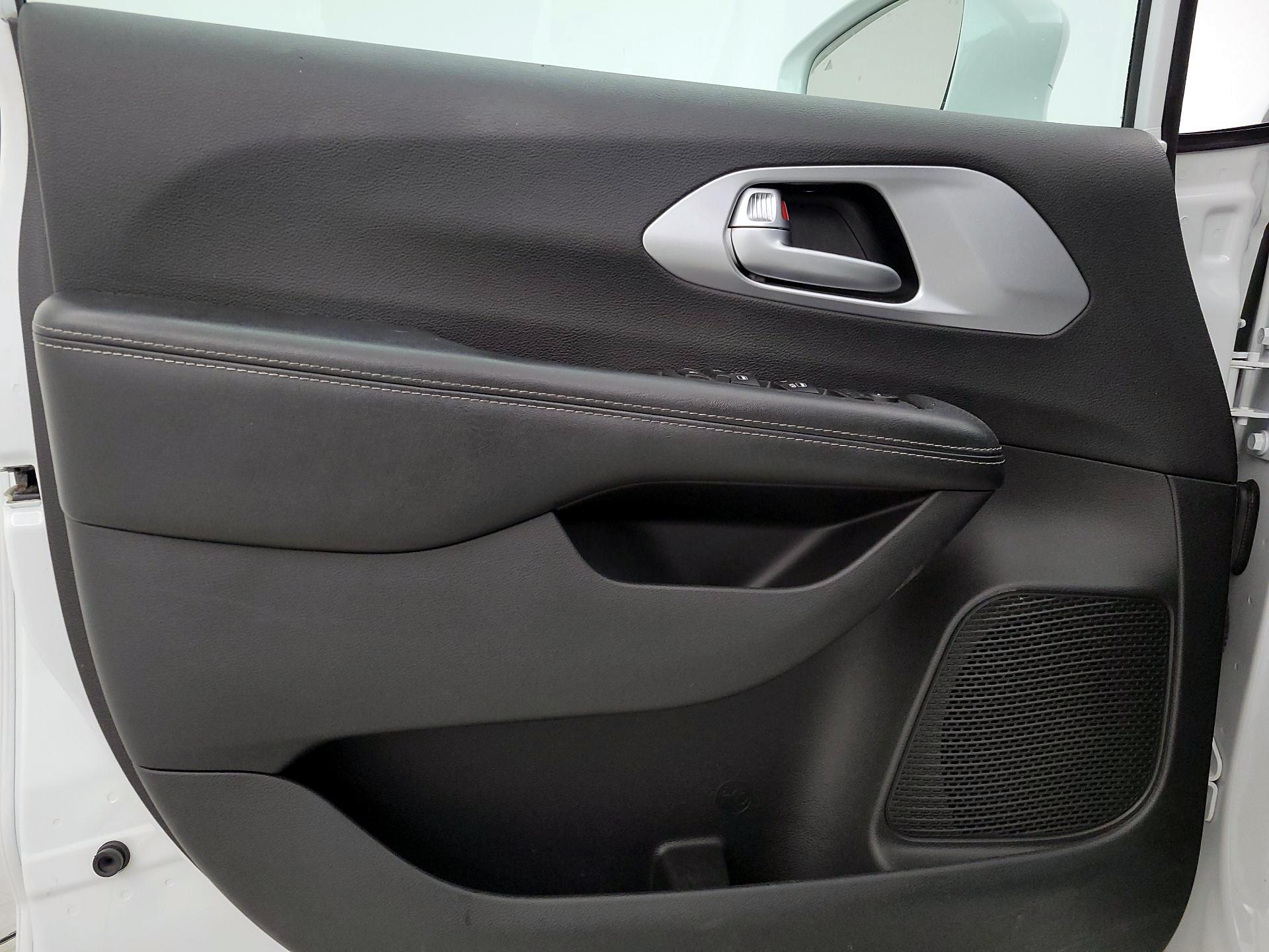 Thumbnail: 2018 Chrysler Pacifica - 12