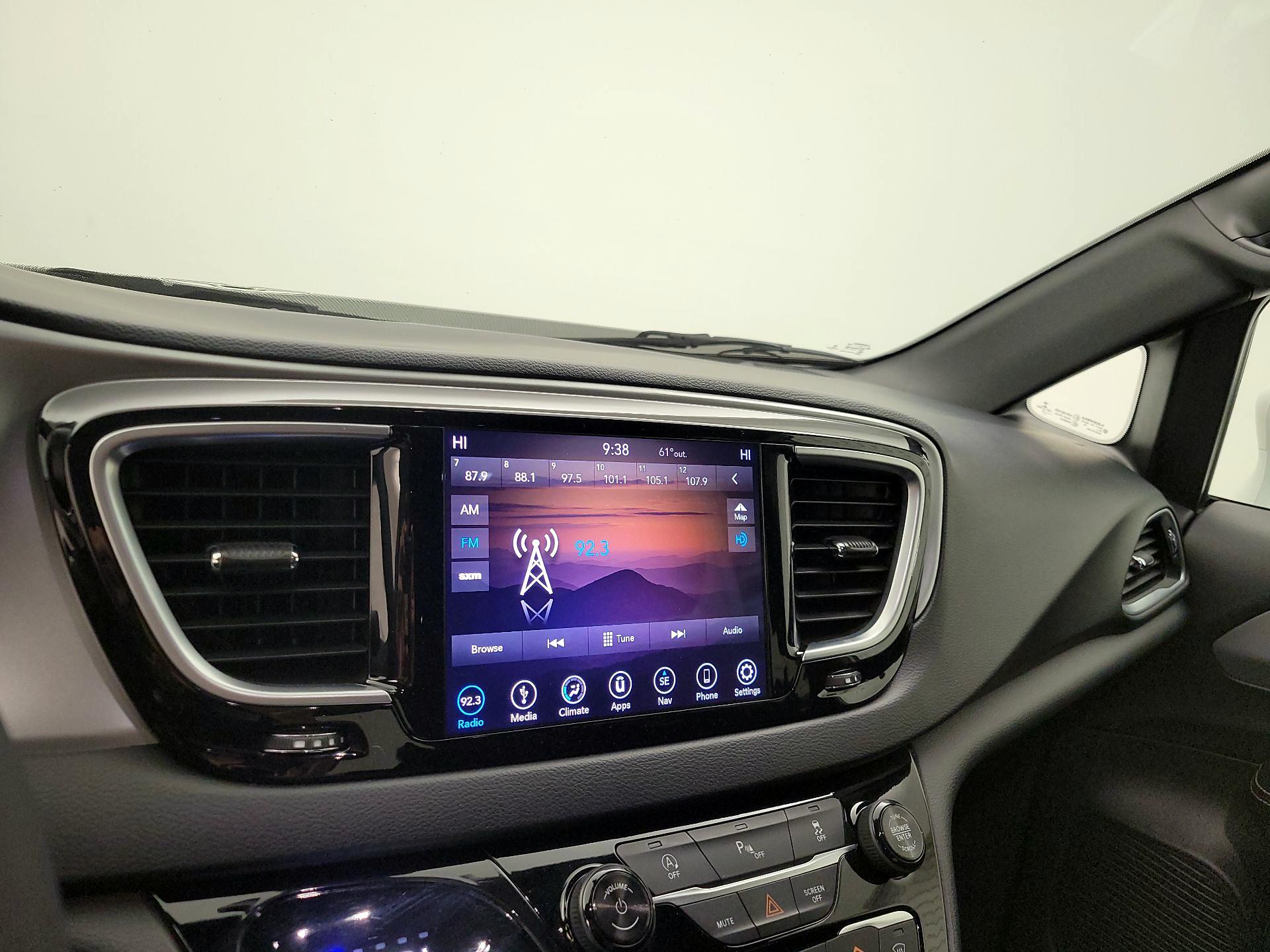 Thumbnail: 2018 Chrysler Pacifica - 16