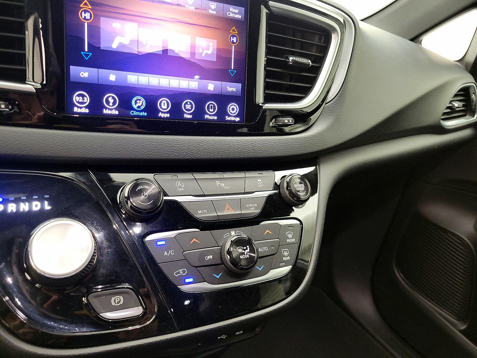 Thumbnail: 2018 Chrysler Pacifica - 17
