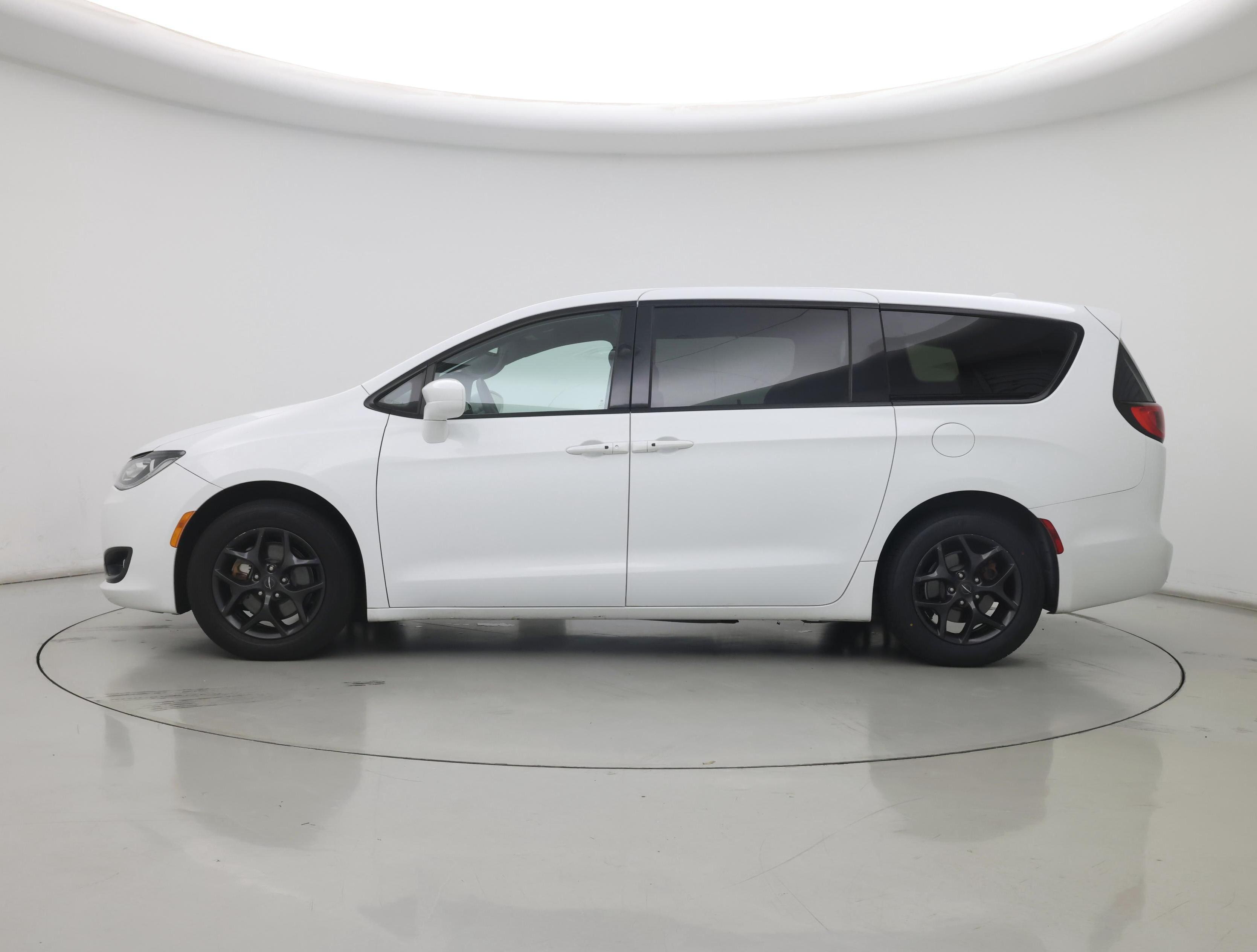 Thumbnail: 2018 Chrysler Pacifica - 3