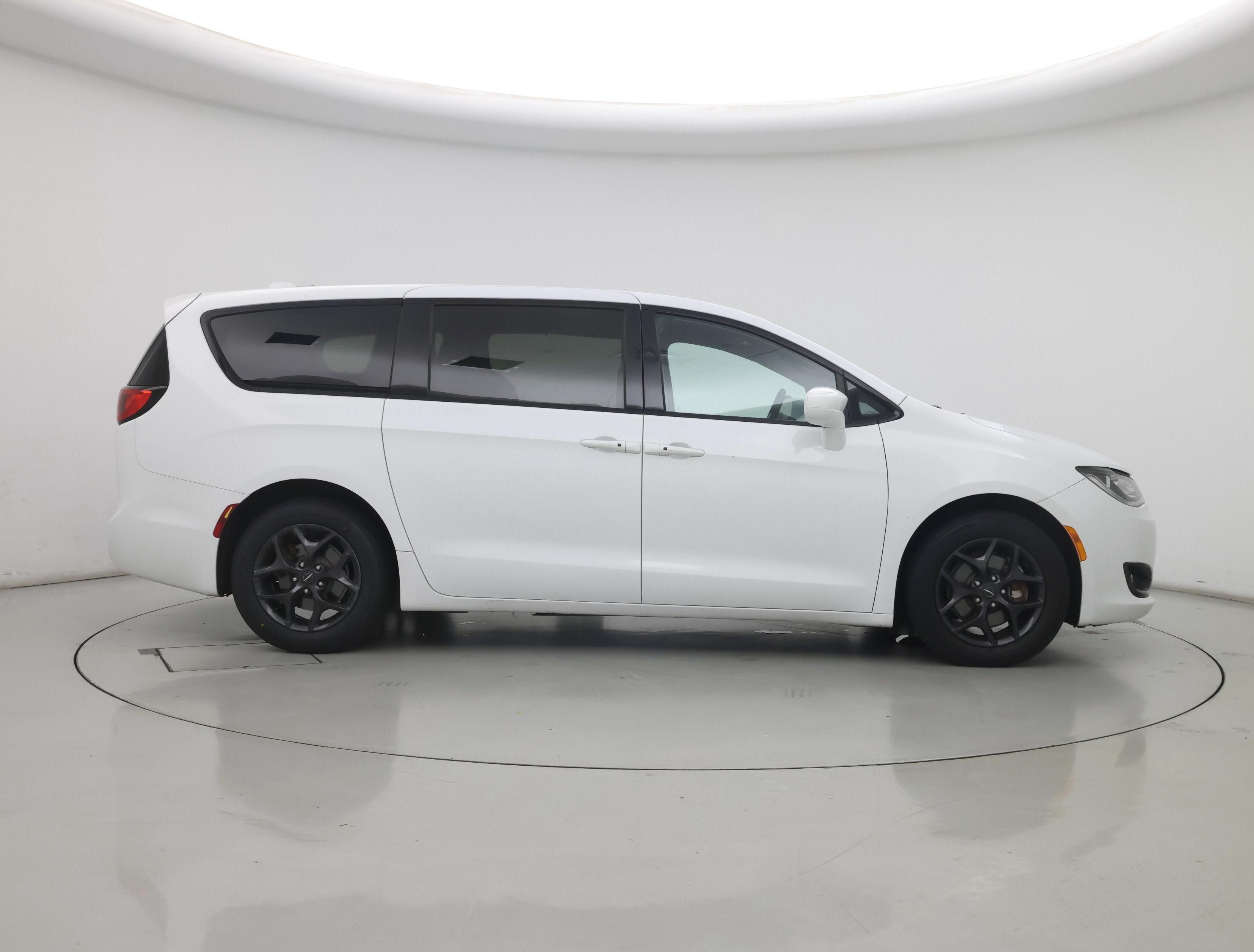 Thumbnail: 2018 Chrysler Pacifica - 7