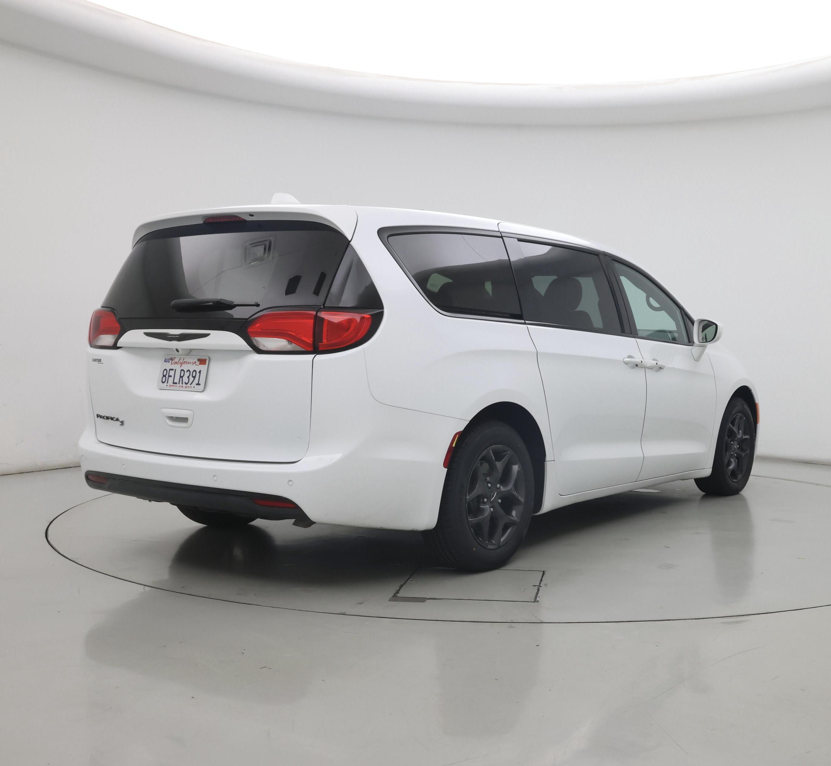 Thumbnail: 2018 Chrysler Pacifica - 8