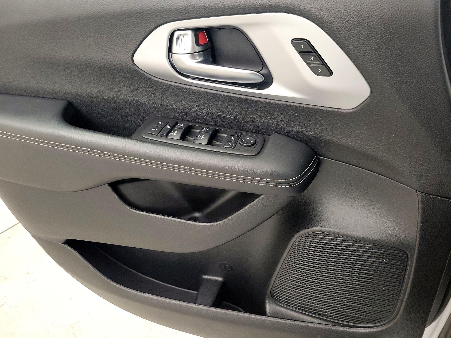 Thumbnail: 2025 Chrysler Pacifica - 12