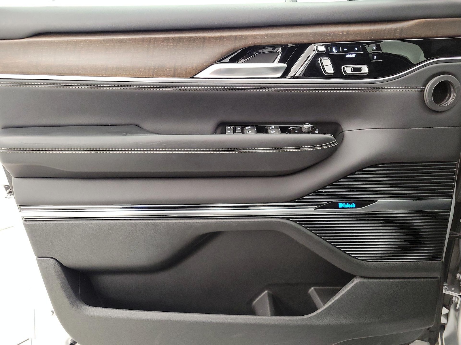 2024 Jeep Grand Wagoneer L Series I - Photo 13