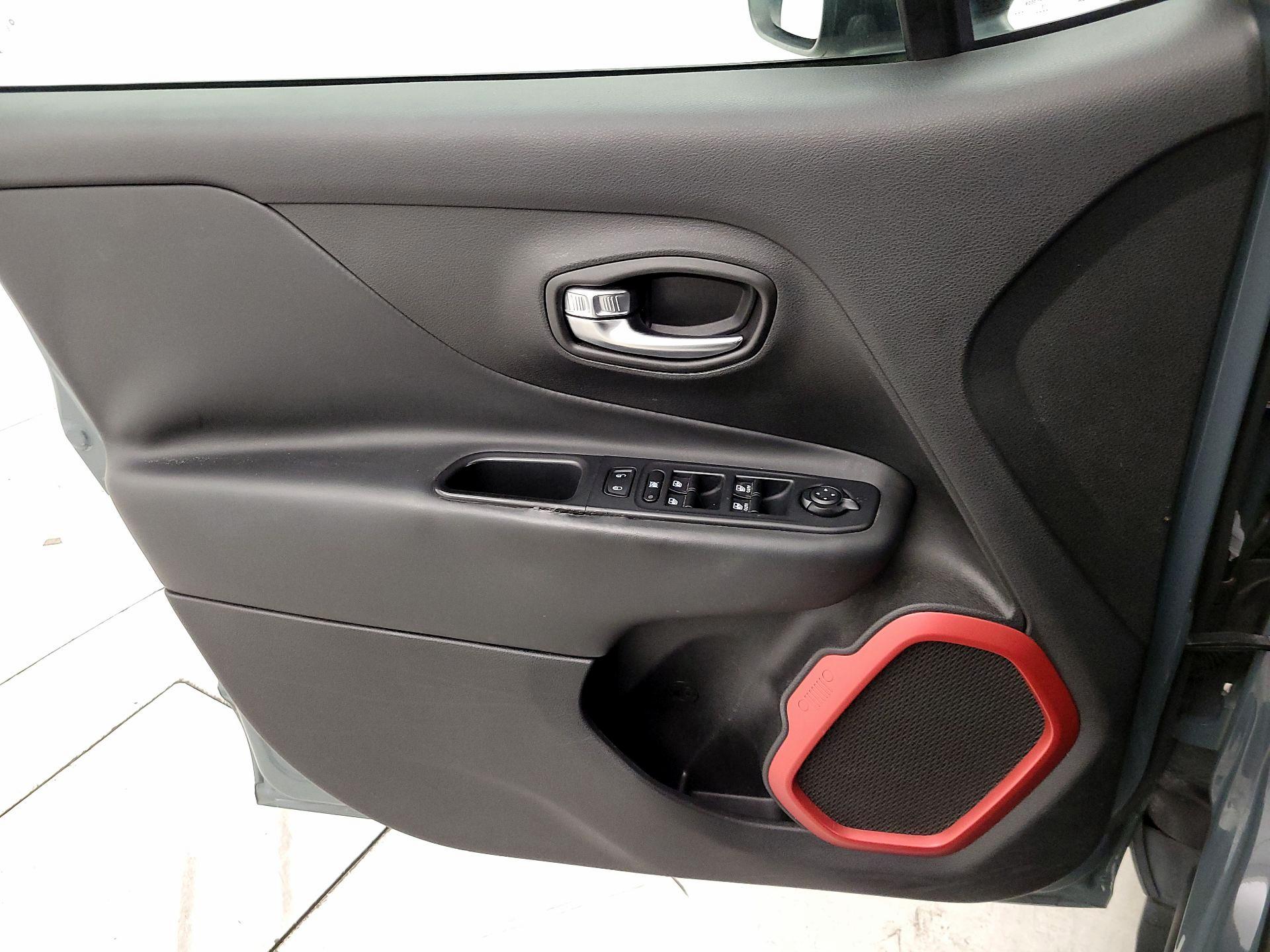 Thumbnail: 2016 Jeep Renegade - 12