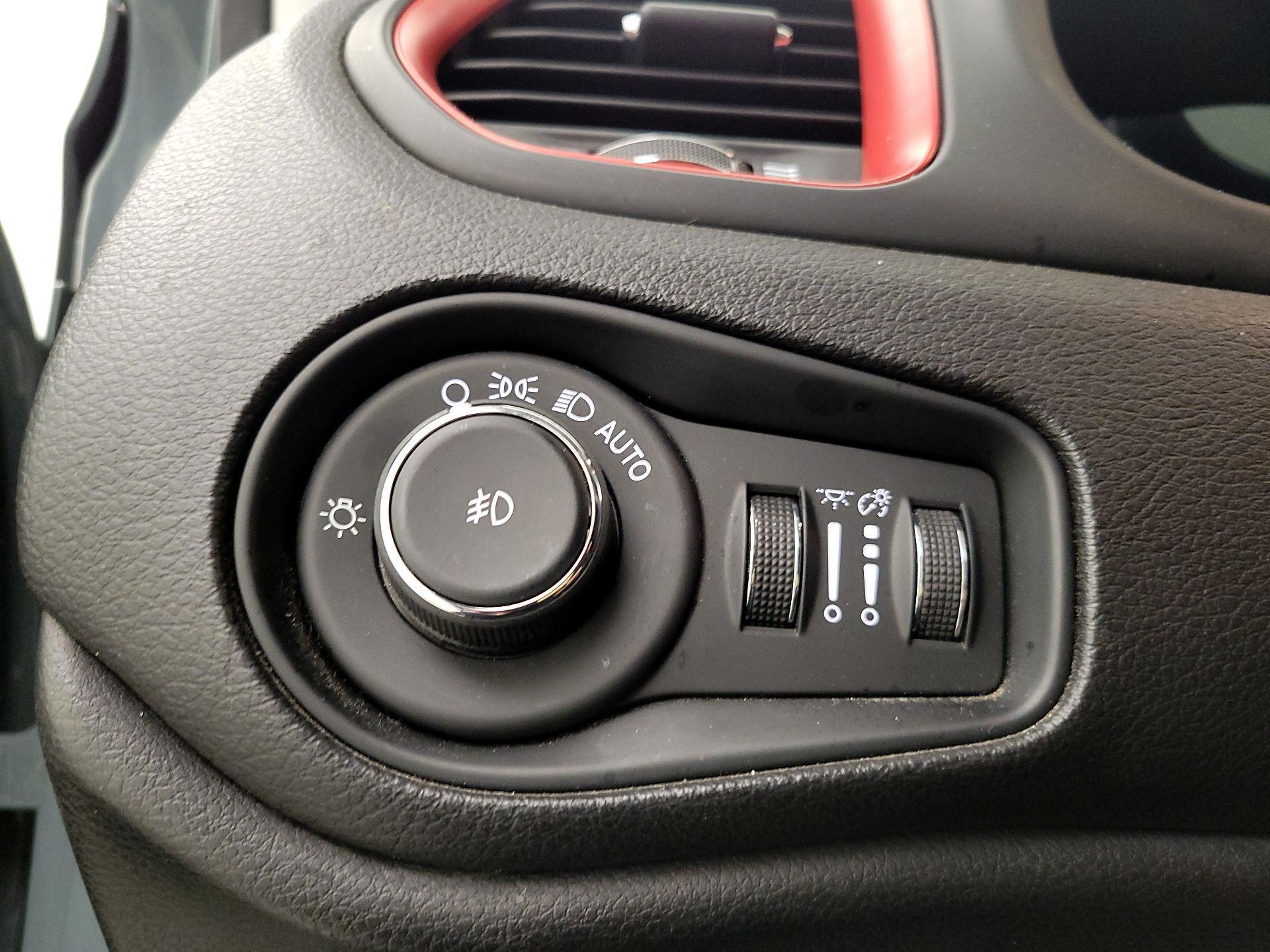 Thumbnail: 2016 Jeep Renegade - 13